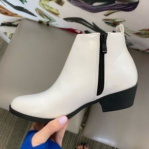 White leather bootie, excellent condition